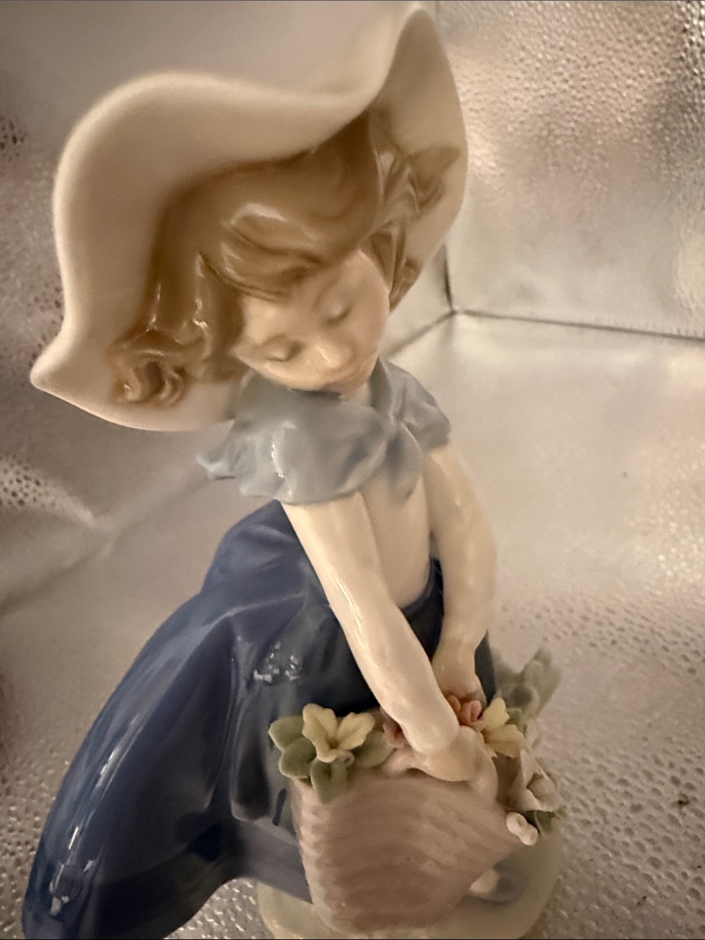 Lladro  Amazing Pretty Pickings Figurine - Picture 11 of 16